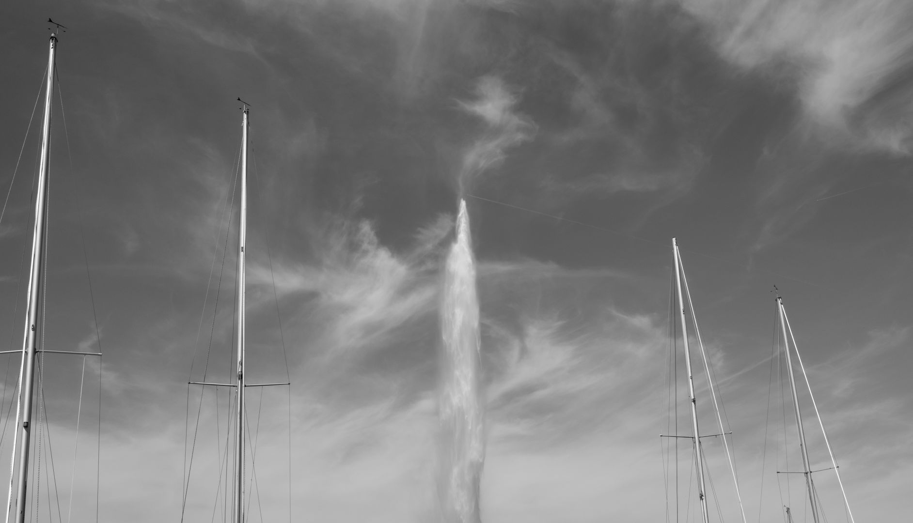 A mast, a mast, jet d'eau in geneva, a mast, a mast. All of the same shape and height.